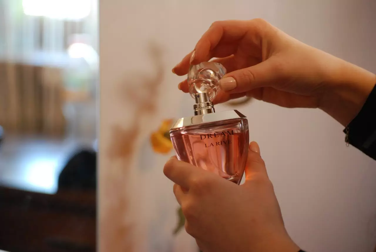 Jak używać perfum? Poradnik dla dam